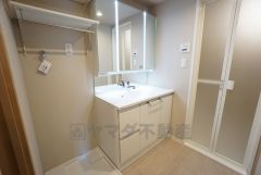 鏡の後ろはたっぷりの収納スペースを確保。歯みがきセットや化粧品などいつでもスッキと片付けることができます。