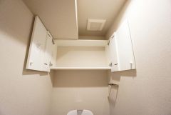 トイレ上部にはお掃除道具やトイレットペーパー等が収納できる扉付きの棚を設置済み。