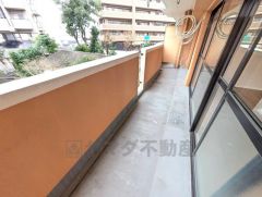 広々としたバルコニー。 天気のいい日にはお布団もまとめて干せそうですね＾＾ 日当たり、風通し良好です＾＾