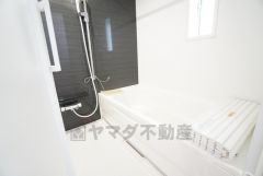 1日の疲れを癒すくつろぎのバスルーム。足を伸ばしてもゆったりと入れるサイズです。お子様と一緒にお風呂に入っても狭くないですね＾＾