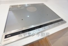 お手入れのしやすいIHクッキングヒーターです。3口コンロなので、効率よくお料理が楽しめます。毎日のお料理も楽しくなりますね＾＾