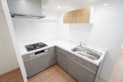 部屋の端に位置する壁付けキッチンは、デッドスペースができにくく、リビング・ダイニングを無駄なく広く活用できます。