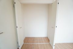 洋室にはハンガーパイプ付きのクローゼットが設けられています。たっぷり収納できるので衣替えの心配もいりませんね＾＾