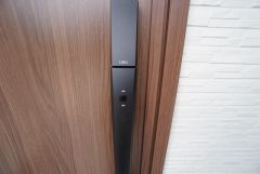 かざすだけで開閉できる、タッチキー採用の玄関。お買い物帰りで、両手がふさがってきても簡単に中に入れます＾＾