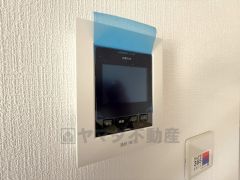 防犯はもちろん、セールスマン対策にもなるモニター付きインターホンです。お子さん1人での留守番時にも活躍しそうです。