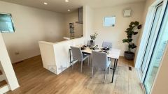 窓から光が差し込む明るいダイニング＾＾