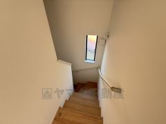 お子様も高齢の方も安心して上り下りができる手摺がついた安心設計です。 階段には小窓を配置しました。日中でも暗くなりがちな階段下が明るくなり安全ですね。