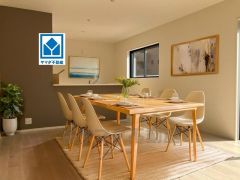 窓から光が差し込む明るいリビングダイニングです＾＾家具はCGによるイメージ画像です。