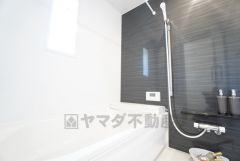 1日の疲れを癒すくつろぎのバスルーム。足を伸ばしてもゆったりと入れるサイズです。お子様と一緒にお風呂に入っても狭くないですね＾＾