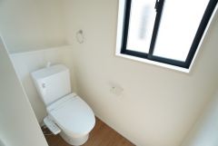 1階2階の2ヶ所にトイレがありますので、忙しい朝にも家族に気を使わず、ゆとりが生まれますね＾＾ 小窓付きで換気する時に便利です＾＾