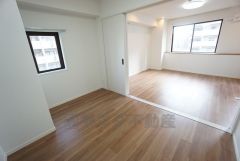 リビング隣には、4.7帖の洋室があります。お子様のお昼寝スペースや書斎としても活躍してくれそうです＾＾扉を開けてリビングとの一体利用も可能。