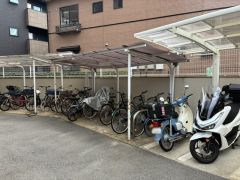 屋根付き駐輪場なので、雨の日も自転車を安心して保管できます。通勤・通学に自転車を使う方にも便利です＾＾