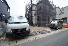 駐車スペースはゆとりある3台分を確保。マイカー用に、お客さま用に、余裕を持ってご利用いただけます。