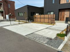 駐車スペースは3台分を確保（車種による）。マイカー用に、お客さま用に、余裕を持ってご利用いただけます。