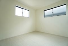 2面採光を確保した明るい室内は、風通しも良く、大変居心地の良い空間となっております。日当たりがよく、子供部屋としての利用もおすすめ。