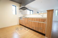 対面式キッチンなのでリビングにいるご家族とコミュニケーションを取りながら洗い物や、お料理が楽しめそうですね＾＾