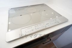 お手入れのしやすいIHクッキングヒーターです。3口コンロなので、効率よくお料理が楽しめます。毎日のお料理も楽しくなりますね＾＾