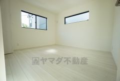 主寝室としてお使いいただけそうなこちらのお部屋は、日当たりが良く、爽やかな風を感じて起きる朝は、快適生活の始まりに。