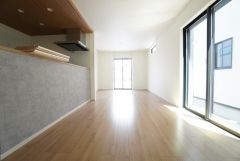 大きな掃き出し窓のあるリビングは、陽光あふれる明るい空間です。ゆったりと寛げる憩いの場となりそうです。