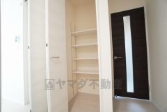 キッチン横に広々としたパントリー付き＾＾長期保存ができるもの、調理器具、防災グッズを入れておくのもいいですね。洗面室にも近く、食料品だけでなく日用品などの収納にも＾＾ 