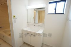 三面鏡裏収納付き洗面化粧台です＾＾ 歯磨きセットやスキンケア用品などの収納に便利ですね。