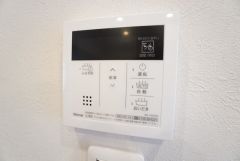 キッチン横からお湯張り、追い炊き、足し湯がボタン一つで楽々操作できる給湯機リモコンです。忙しい夕飯準備の時間帯に重宝しますね。
