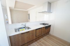 対面式キッチンなのでリビングにいるご家族とコミュニケーションを取りながら洗い物や、お料理が楽しめそうですね＾＾