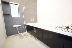 1日の疲れを癒すくつろぎのバスルーム。足を伸ばしてもゆったりと入れるサイズです。お子様と一緒にお風呂に入っても狭くないですね＾＾