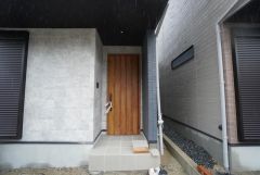 家の顔となる玄関扉がかっこいいと、たくさんの人を招き入れたくなりますね＾＾奥まって設置されており、雨にも濡れにくくなっています。