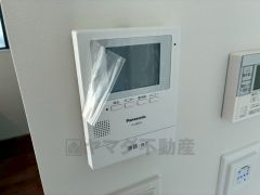 防犯はもちろん、セールスマン対策にもなるモニター付きインターホンです。 来訪者の顔が見えるので安心ですね＾＾