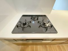 3種類の料理が同時に調理できる、3口ガスコンロ。忙しい夕食の支度時間が短縮できて効率よくお料理が楽しめます。