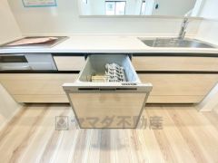 炊事時間を大幅に短縮できる食器洗浄乾燥機付き＾＾食器を洗う手間が減るので家族とのコミュニケーションの時間や自分の時間が増えますね。