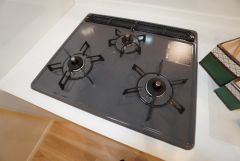 3種類の料理が同時に調理できる、3口ガスコンロ。忙しい夕食の支度時間が短縮できて効率よくお料理が楽しめます。