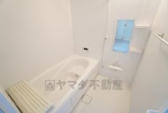 1日の疲れを癒すくつろぎのバスルーム。足を伸ばしてもゆったりと入れるサイズです。お子様と一緒にお風呂に入っても狭くないですね＾＾