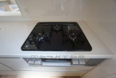 3種類の料理が同時に調理できる、3口ガスコンロ。忙しい夕食の支度時間が短縮できて効率よくお料理が楽しめます。
