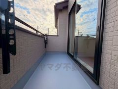 広々としたバルコニー。 天気のいい日にはお布団もまとめて干せそうですね＾＾