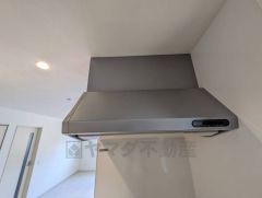 コンロ上には換気扇完備＾＾すぐ横に小窓が設けられているので、換気扇と合わせてWで換気できます＾＾