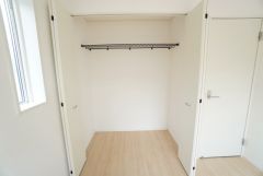 洋室には棚付きのクローゼットが設けられています。使用頻度が少ないものは枕棚の上に、足元には3段ボックスを置いて、フル活用できますね＾＾ 