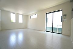 大きな掃き出し窓のあるリビングは、陽光あふれる明るい空間です。ゆったりと寛げる憩いの場となりそうです。