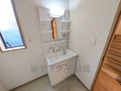 収納付き洗面化粧台です＾＾ 歯磨きセットやスキンケア用品などの収納に便利ですね。