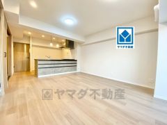 家族が集まる開放的なリビング。思い思いの時間を過ごしたり食事をしたり、素敵な団らんの場になりますね。