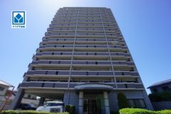 現地（2024年）撮影。 最寄りバス停まで徒歩4分。コンビニ・スーパー徒歩圏内なので日頃のお買い物もラクラクな周辺環境＾＾