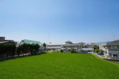 2階バルコニーからの眺望です。前面に遮るものがなく景色を一望できます。南東向きで、日当たりも良好。お洗濯物が良く乾きます。