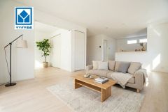 家具はイメージです。大きな窓のあるリビングは、陽光あふれる明るい空間です。居心地良く、ご家族皆がゆったり寛げる憩いの空間となりそうです。