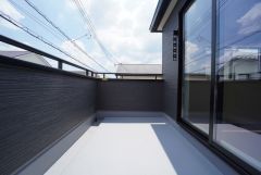 広々としたバルコニー。南向きで陽当たり良好です。お洗濯はもちろん、日光浴スペースにも＾＾ 天気のいい日にはお布団もまとめて干せそうですね＾＾