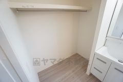 洗面台横にはハンガーパイプ収納付き＾＾雑然とした洗面室がすっきり片付けやすくなります＾＾