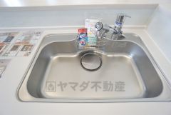 キッチンシンクは洗剤やスポンジを収納出来るラック付き。広さも確保しているので、大きなお鍋も洗いやすいですね。
