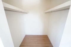 寝室にある収納力豊富なウォークインクローゼット。洋服や小物などを1箇所にまとめて美しい収納を実現します。スーツケースのような大型の荷物も置けます＾＾