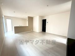 窓から光が差し込む明るいダイニングです＾＾