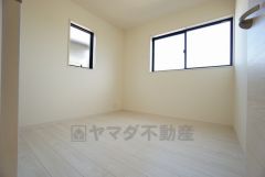 2面採光を確保した明るい室内は、風通しも良く、大変居心地の良い空間となっております。爽やかな風を感じて起きる朝は、快適生活の始まりに。